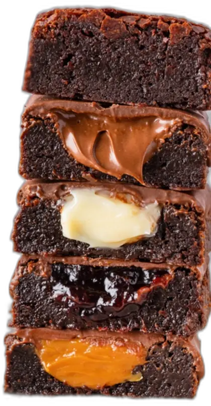 Pilha de brownies cortados mostrando os recheios de doce de leite, chocolate branco, frutas vermelhas e creme de avelã