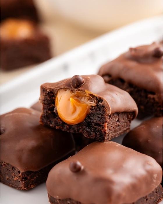 Brownies cobertos de chocolate com recheio de doce de leite