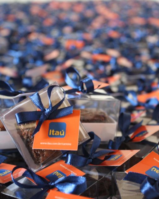 Produção em volume de caixas de brownie personalizadas do Itaú
