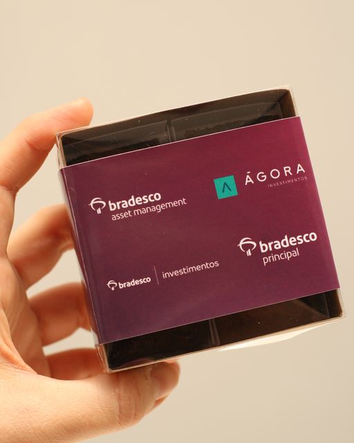 Caixa de brownie com cinta Bradesco Asset Management e Ágora Investimentos