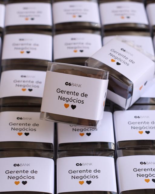Potes de brownie com cinta personalizada C6 Bank, produção em volume